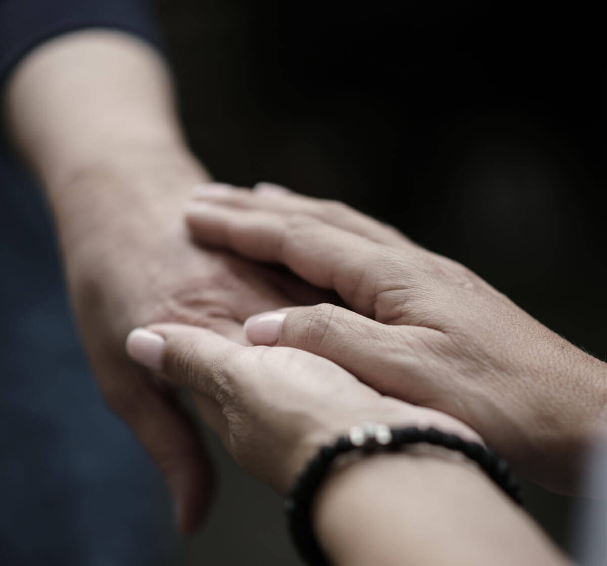 Le psychothérapeute tient la main de son patient