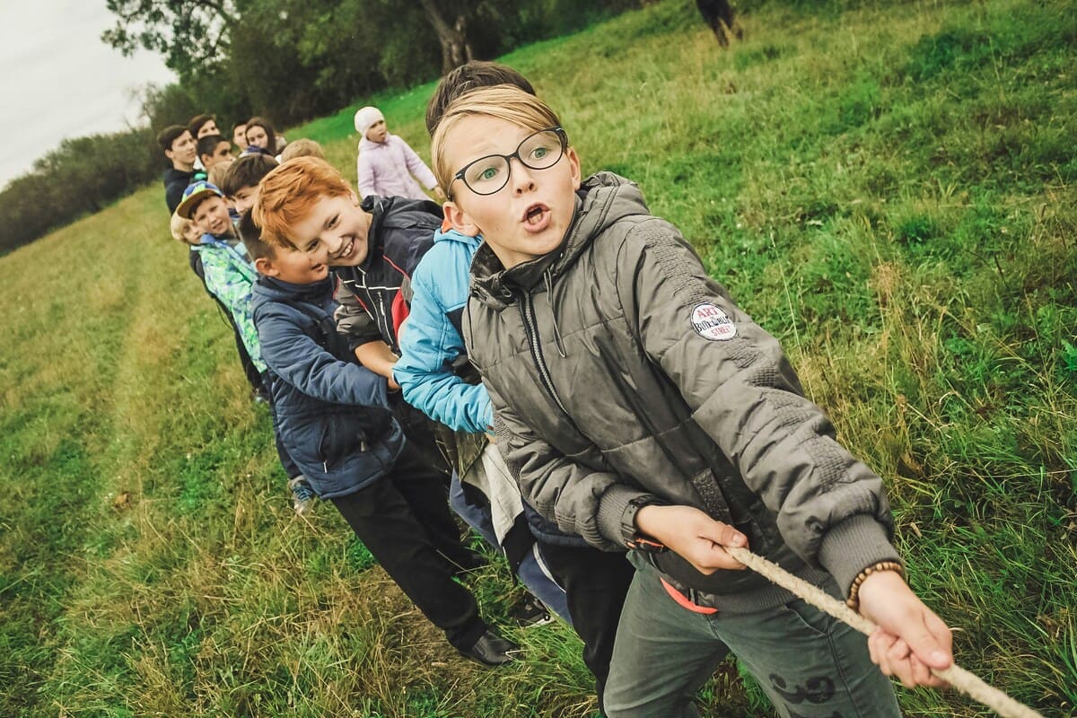 Garçon qui fait ses devoirs scolaires avec un casque sur la tête