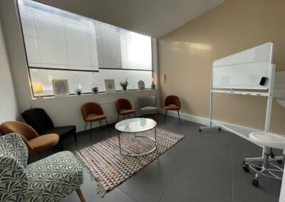 Photo de la salle de groupe thérapeutique du cabinet PsyTecc à Lille
